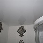 Глянцевый натяжной потолок в ванной комнате фото