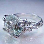 Серебряное кольцо с зеленым аметистом фото