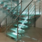 Лестница со ступенями из триплекса с диодной подсветкой на металлокаркасе фото