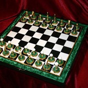 Шахматы из малахита фотография