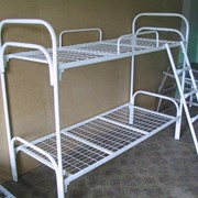 Кровать металлическая двухъярусная с ограждением и лестницей "АРТ 026"