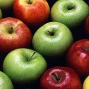 Яблоки свежие из холодильника Голден фотография