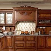 Кухня Gloria — эксклюзивная модель из массива черешни, выполненная в классическом стиле. фото