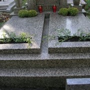 Прибирання та догляд за могилами. похованнями. фото