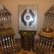 Тумба и 2 стула. Резная мебель ручной работы фото