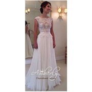 Свадебное платье с кружевным верхом и открытой кружевной спиной фото