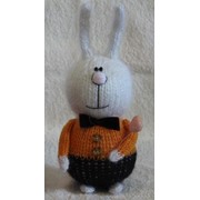 Заяц в оранжевой рубашке с галстуком-бабочкой - вязаная мягкая игрушка