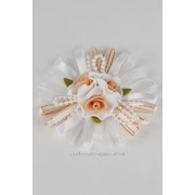 Бутоньерка №14, белый/персиковый /d 8 - 9 см, три розы латекс/ фотография