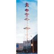 Башни сотовой связи, осветительные опоры, металлические трубы фотография