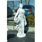 Скульптура жен.с виноградной корзиной фото