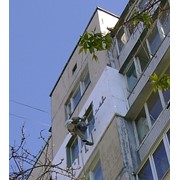 Утепление квартир методом промышленного альпинизма (технология Ceresit) — высотные работы. Герметизация межпанельных швов, трещин, панелей, козырьков балкона. Обшивка стен пенопластом фото