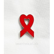 Значок- символ солидарности в борьбе с ВИЧ фотография