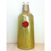Подарочная бутылка, с красной сургучной печатью, перевязанная горловина шпагатной нитью, с нанесением акрилового лака и блеска фото