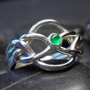 Серебряное кольцо головоломка с изумрудом от Wickerring фото