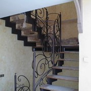 Лестницы с косоурной металлической опорой фото