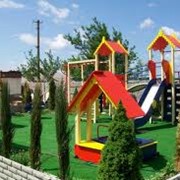 Покрытия для детских площадок, искусственная трава фото