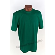 Однотонная зеленая футболка