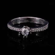 Кольцо для помолвки из серебра с драгоценными камнями фото