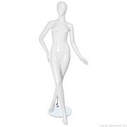 Манекен женский, белый глянцевый, абстрактный, для одежды в полный рост на круглой подставке, стоячий прямо, ноги скрещены. MD-FR-05F-01G фото