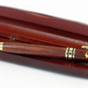Ручка в футляре, красное дерево фотография