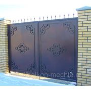 Ворота металлические с коваными элементами.