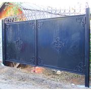 Ворота металлические с коваными элементами «утопленные» фото