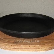 Сковорода порционная чугунная БЕРЛИКА 180х25 мм с деревянной подставкой 180-25-15 фото