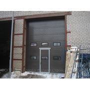 Подъемно-секционные гаражные ворота промышленые с калиткой и окнами фото