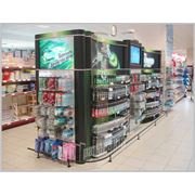 Торговый стеллаж Gillette в супермаркете фотография