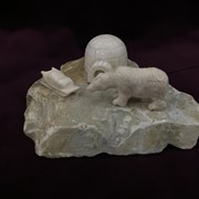 Миниатюра из кости “Медведь-полярник“ фотография