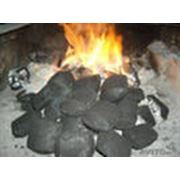 Брикеты из угля. Брикет состоит из мелких частиц за счет чего при сгорании брикет более проницаем чем монолитный кусок угля. фото