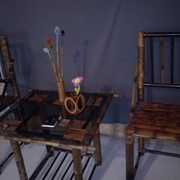 Бамбуковый стол и два стула .