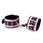 Розово-чёрные наручники с ремешком с двумя карабинами на концах фотография