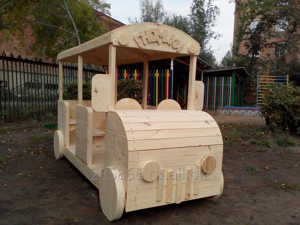 Деревянная машинка для детской площадки