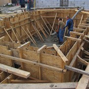 Строительство бетонного бассейна. Арматурные работы и монтаж опалубки перед бетонированием бассейна. фото
