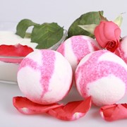 Бурлящие шарики «Роза в молоке» с пеной фотография