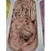 Мороженое плодово-ягодное Вишня с шоколадным топингом фотография