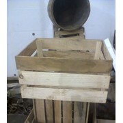 Ящики для пищевых продуктов. Ящики деревянные для слив, персиков фотография