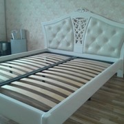 Двуспальная кровать из массива экологически чистого натурального дерева и натуральной кожи.