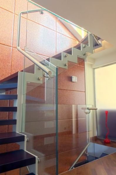 Металлическая винтовая лестница в стиле Хайтек. Ступени из массива ...