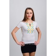 Женская футболка с вышитой украинской символикой фото
