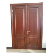 Двери деревянные, изделия из дерева фотография