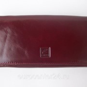 Бордовый кожаный женский кошелек фотография