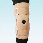 Бандаж на коленный сустав (на колено) фиксирующий с ребрами жесткости и отверстием BKFO C1KN-301 фотография