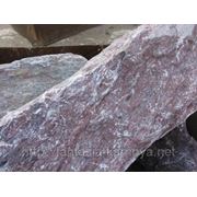 Глыба (15-30 кг) каменная мраморная вишневый с белыми прожилками. фото