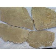 Песчаник желтый рваный пластованный. Размер L 12-60 см., d 1,5-3 см. фото