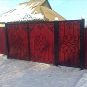 Ворота металлические распашные с элементами художественной ковки