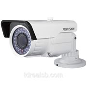 Аналоговая видеокамера Hikvision DS-2CE1582-VFIR3 с ИК подсветкой и варифокальным объективом фотография