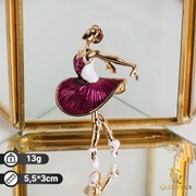 Брошь 'Балерина' в пуантах, цвет бело-фиолетовый в золоте фото