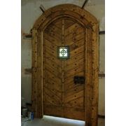 Входная дверь из массива в старославянском стиле фотография